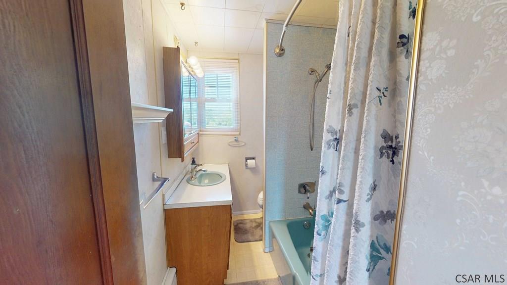 915 Miller Picking Road Davidsville, PA 15928 - Photo 7 of 30 a bathroom with a bathtub a sink and a mirror