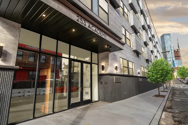 $2,000 | 253 Academy Street, Unit 207, Jersey City, NJ 07306