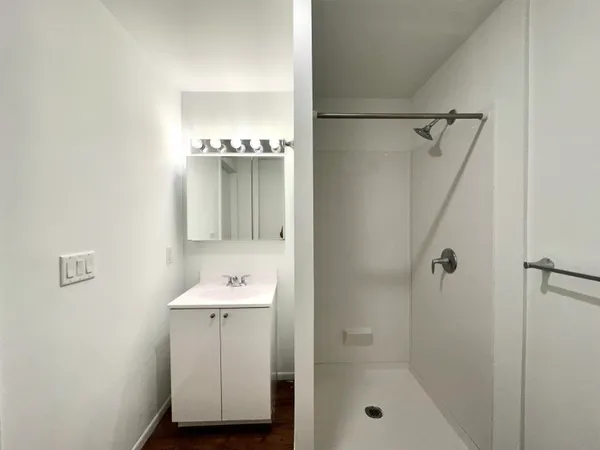 $2,000 | 253 Academy Street, Unit 207, Jersey City, NJ 07306