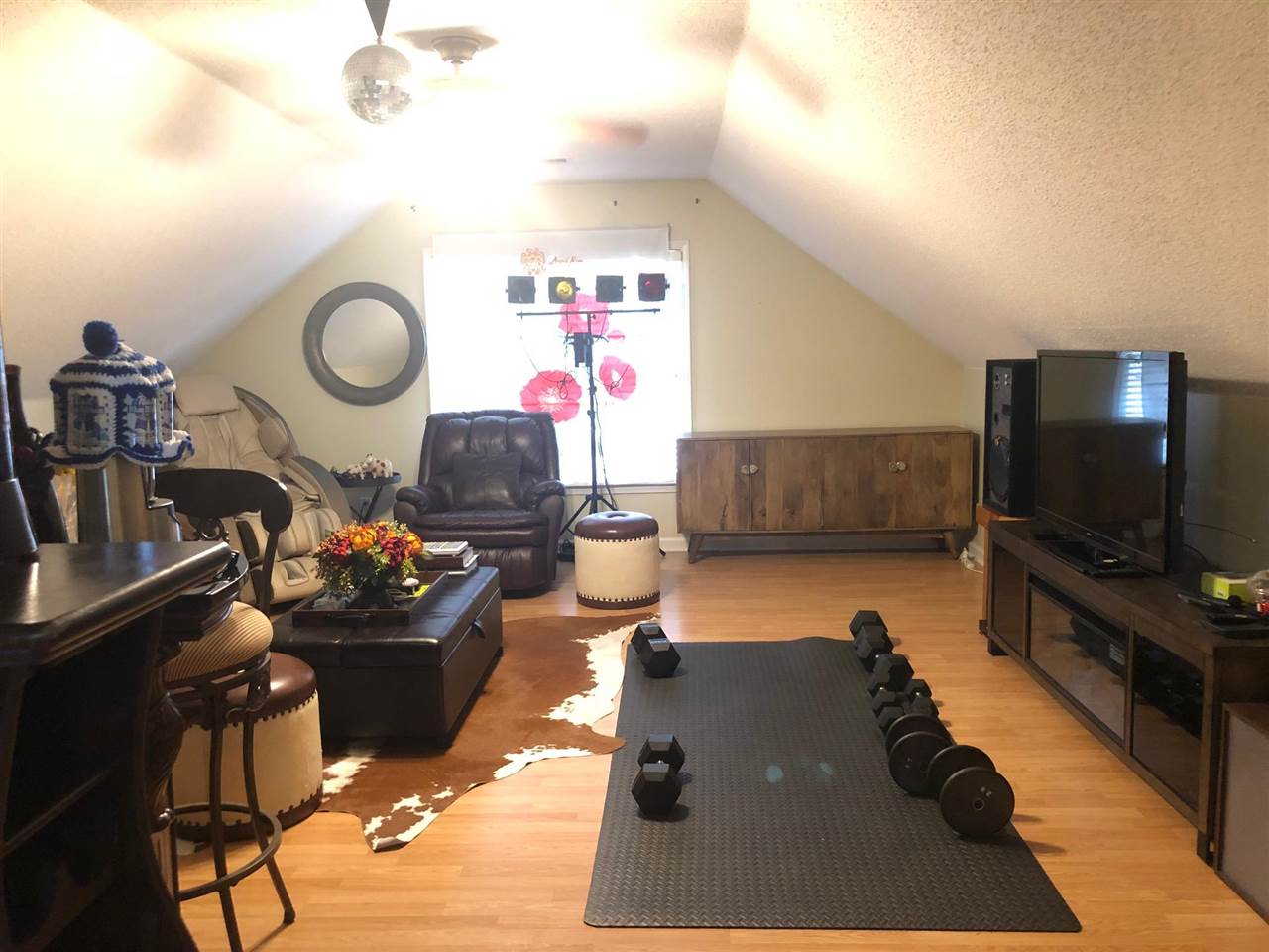 9114 Raspberry Lane Cordova, TN 38016 - Photo 13 of 22 a living room with furniture and a flat screen tv
