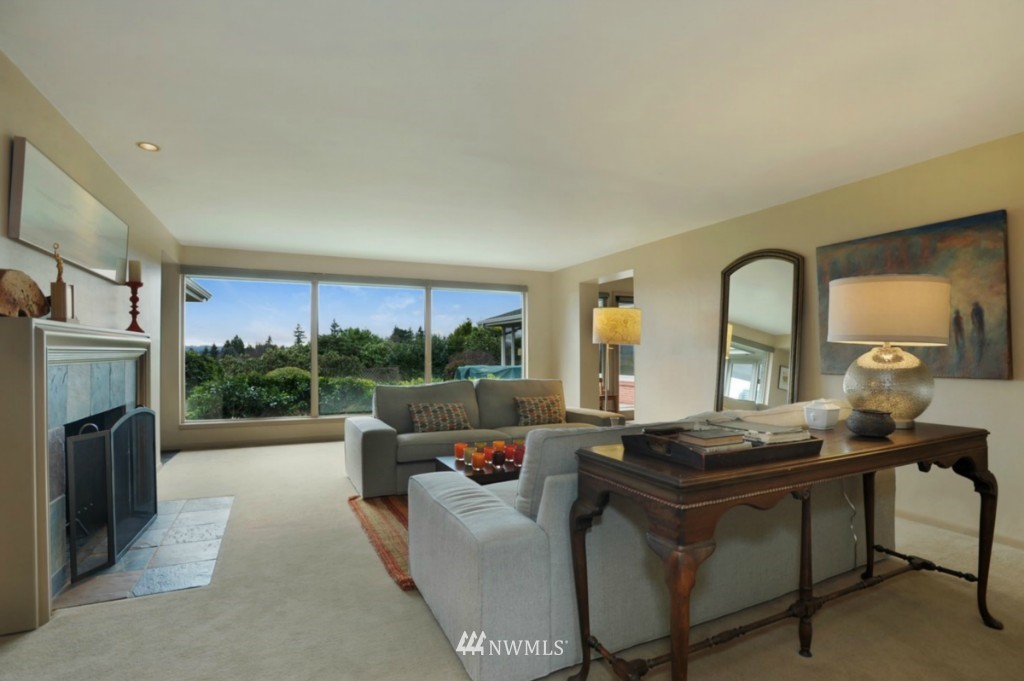 9645 Hilltop Road Bellevue, WA 98004 - Photo 2 of 25 Gallery Image 2