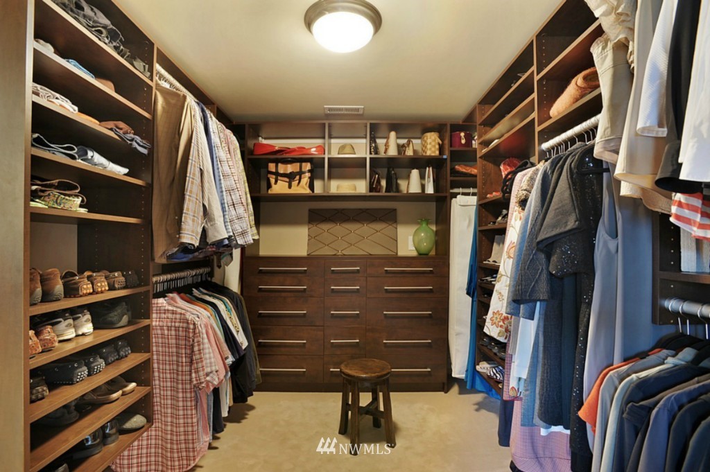 9645 Hilltop Road Bellevue, WA 98004 - Photo 12 of 25 Gallery Image 12