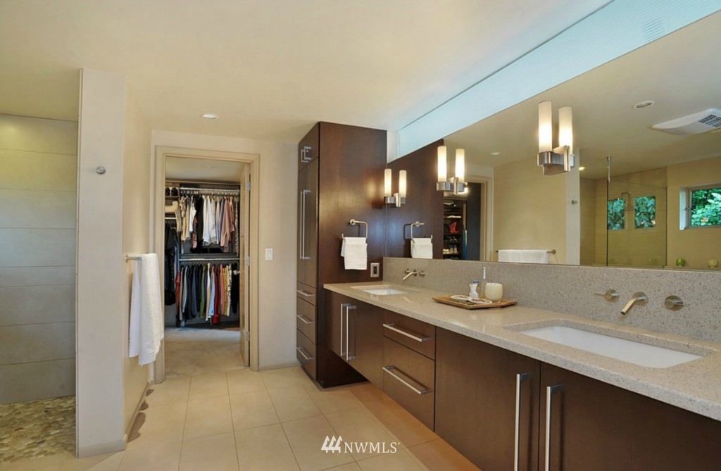 9645 Hilltop Road Bellevue, WA 98004 - Photo 13 of 25 Gallery Image 13