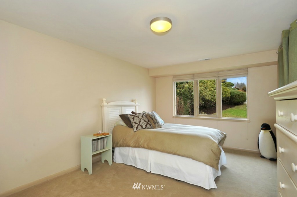 9645 Hilltop Road Bellevue, WA 98004 - Photo 15 of 25 Gallery Image 15