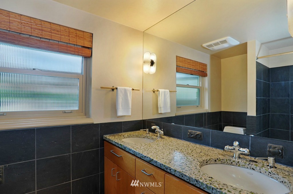 9645 Hilltop Road Bellevue, WA 98004 - Photo 16 of 25 Gallery Image 16