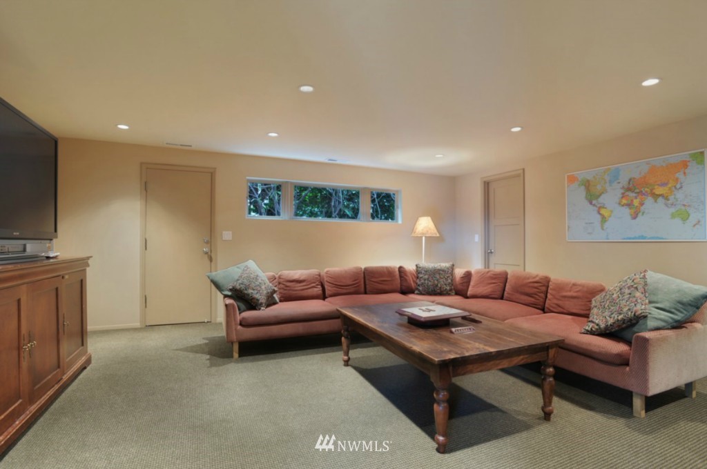 9645 Hilltop Road Bellevue, WA 98004 - Photo 17 of 25 Gallery Image 17