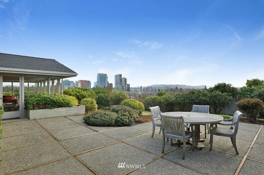 9645 Hilltop Road Bellevue, WA 98004 - Photo 19 of 25 Gallery Image 19