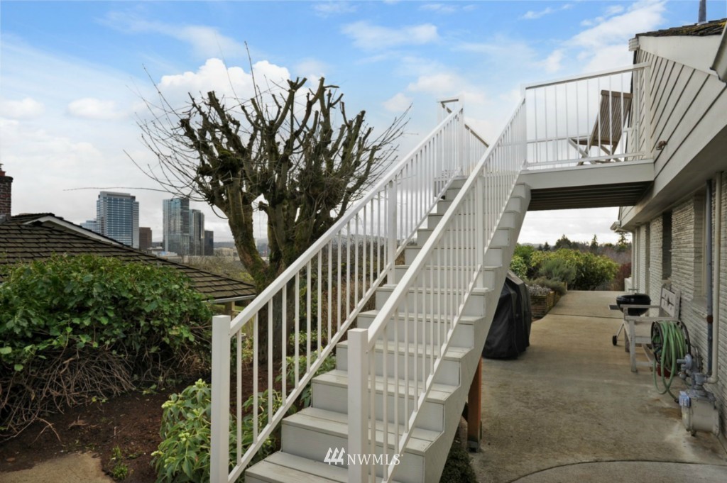 9645 Hilltop Road Bellevue, WA 98004 - Photo 21 of 25 Gallery Image 21