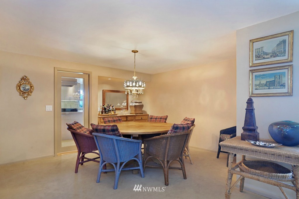 9645 Hilltop Road Bellevue, WA 98004 - Photo 4 of 25 Gallery Image 4