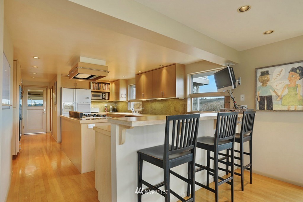9645 Hilltop Road Bellevue, WA 98004 - Photo 5 of 25 Gallery Image 5