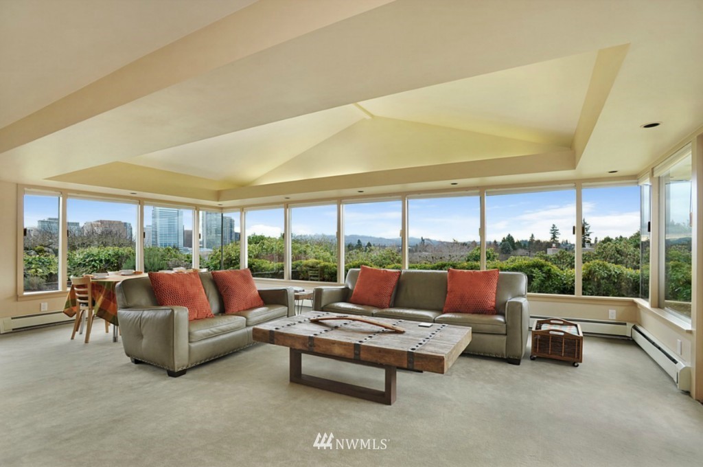 9645 Hilltop Road Bellevue, WA 98004 - Photo 7 of 25 Gallery Image 7