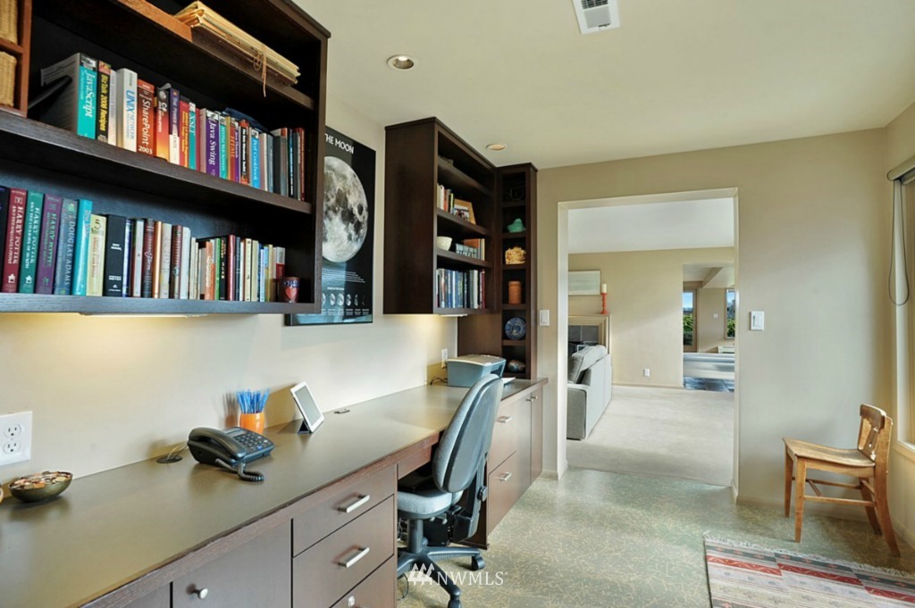 9645 Hilltop Road Bellevue, WA 98004 - Photo 9 of 25 Gallery Image 9