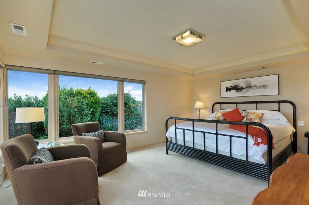 9645 Hilltop Road Bellevue, WA 98004 - Photo 10 of 25 Gallery Image 10
