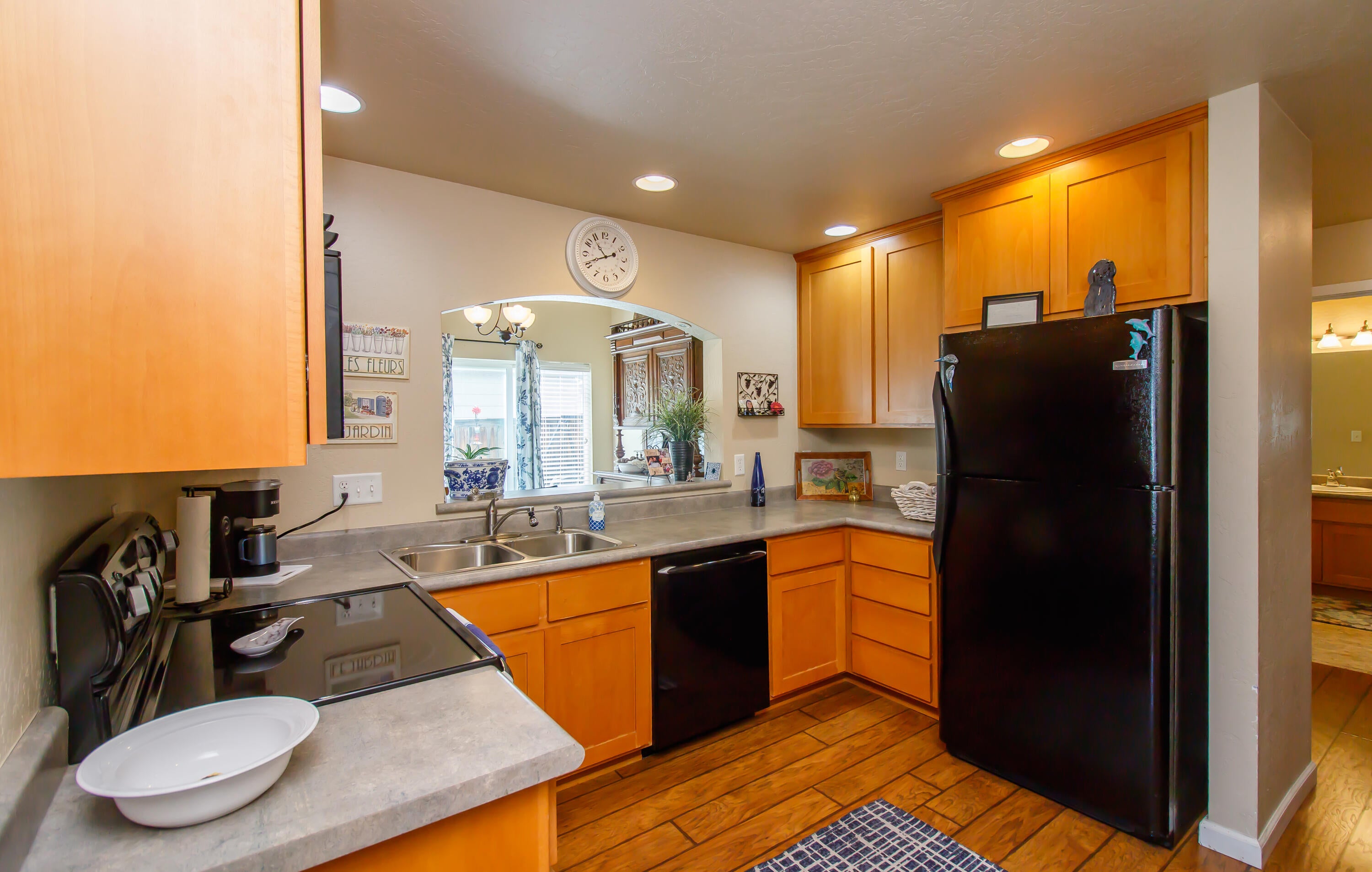 304 Live Oak Loop Central Point, OR 97502 - Photo 9 of 21 kitchen1