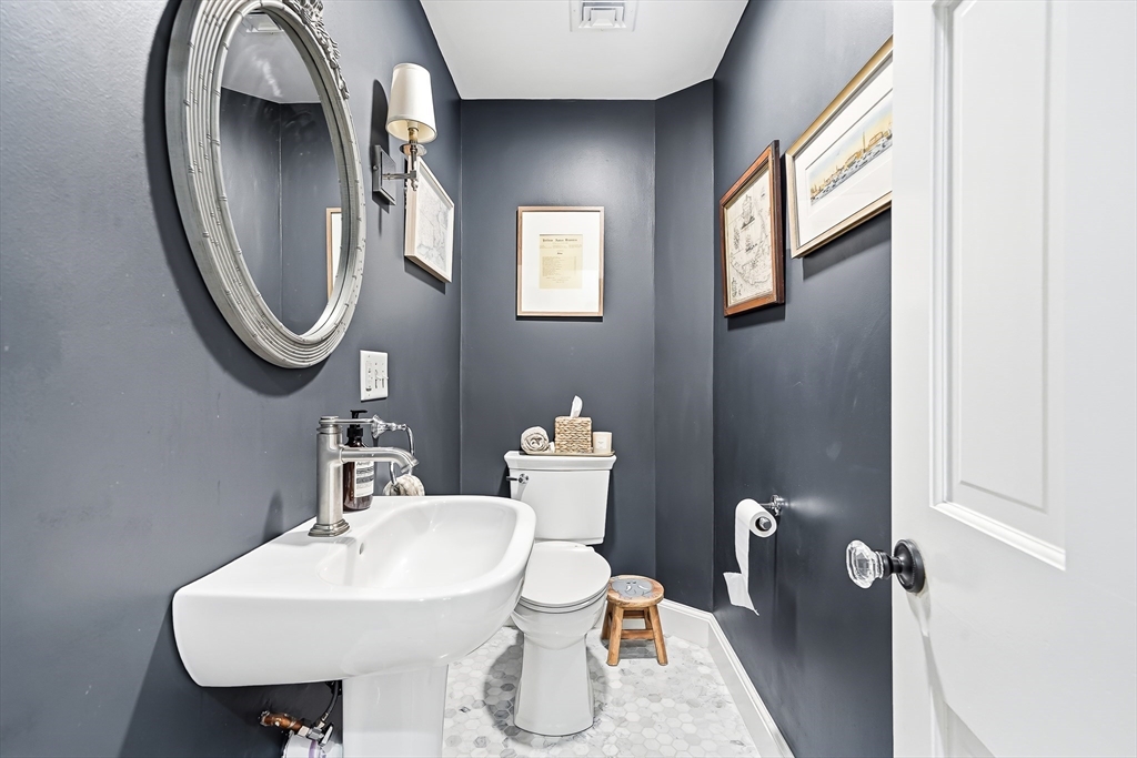 22 Hollywood Road Winchester, MA 01890 - Photo 14 of 39