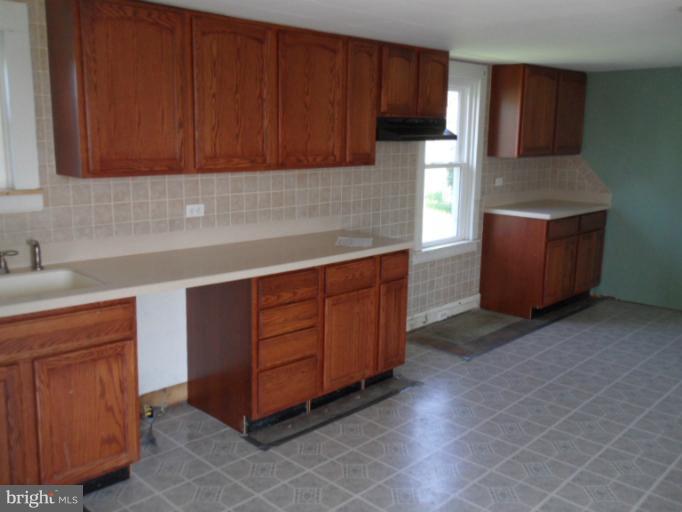 15802 Shinham Road Hagerstown, MD 21740 - Photo 1 of 12 Kitchen