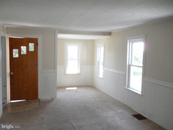 15802 Shinham Road Hagerstown, MD 21740 - Photo 9 of 12 Living Room