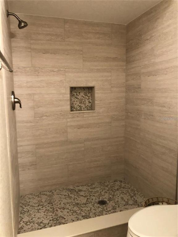 1417 Heather Ridge Boulevard Dunedin, FL 34698 - Photo 18 of 37 a bathroom with a toilet