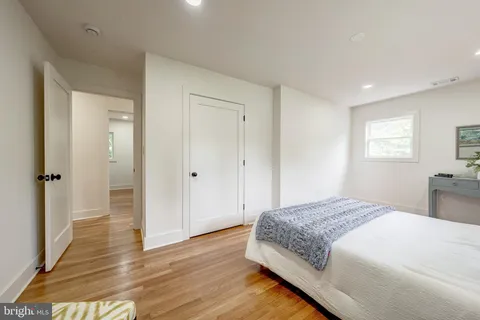 $709,999 | 10915 Maple Street, Fairfax, VA 22030