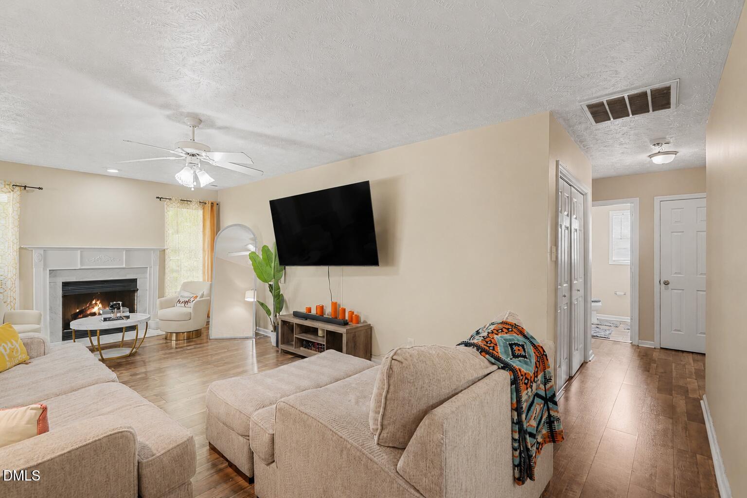 4025 Grandover Drive Raleigh, NC 27610 - Photo 7 of 17 Livingroom