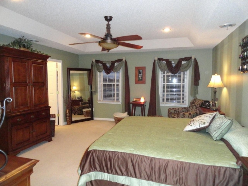 4104 Glaze Road Johnson City, TN 37601 - Photo 9 of 24 Large Master Bedroom