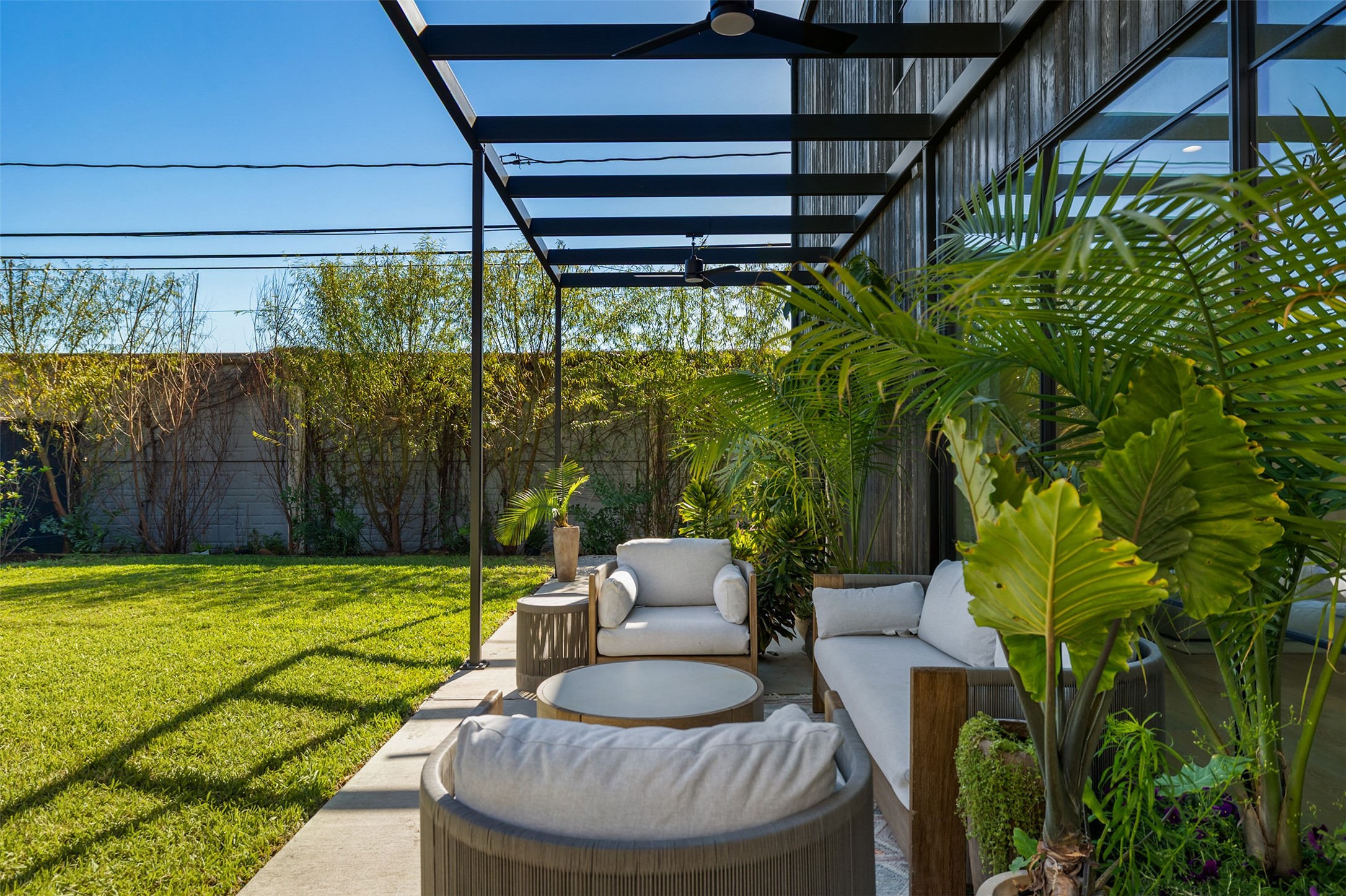 419 West 30th Street Houston, TX 77018 - Photo 44 of 45 a garden view with a seating space
