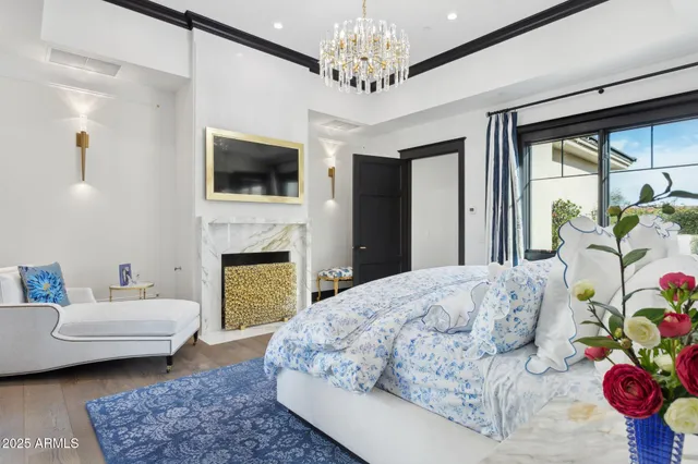 a en suite bathroom with a sink and a mirror