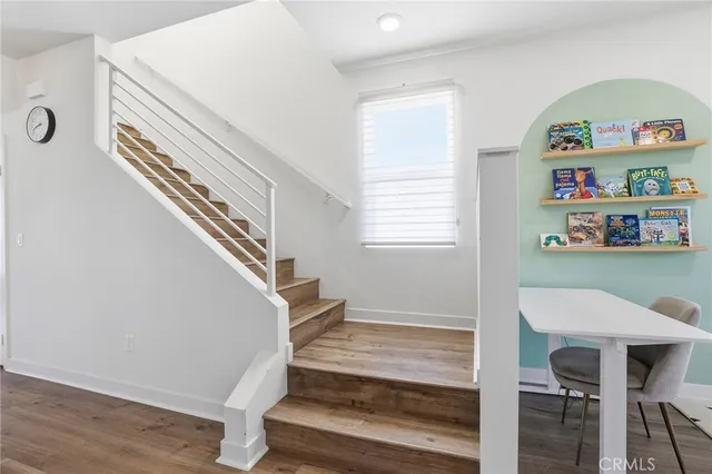 a view of entryway with a workspace