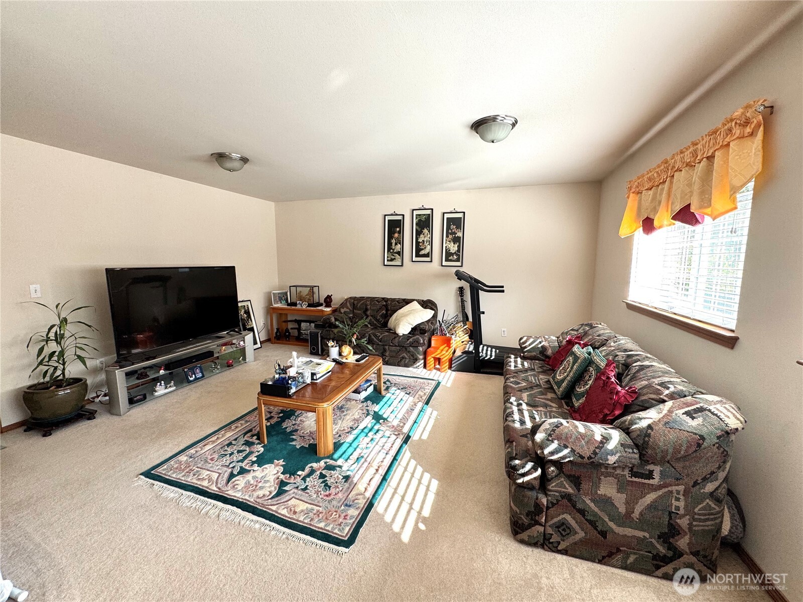 1612 Holbrook Avenue Everett, WA 98203 - Photo 20 of 23 a living room with furniture and a flat screen tv
