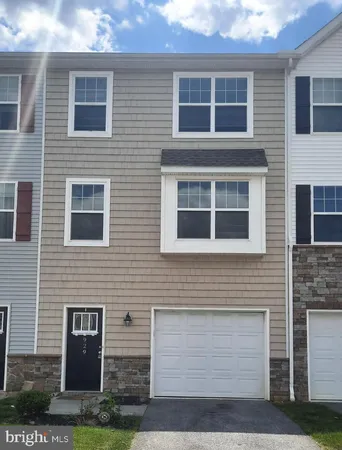 $2,010 | 929 Admiral's Quay Drive, Mechanicsburg, PA 17050
