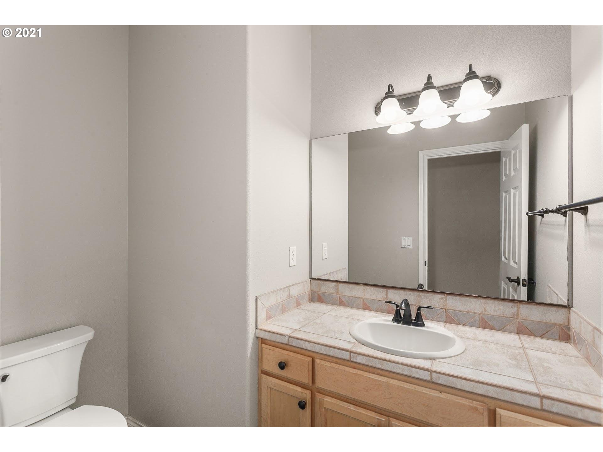 19520 Southwest Ruth Court Beaverton, OR 97007 - Photo 17 of 31 Bathroom