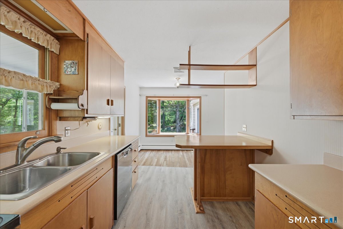 8 Roxbury Court East Lyme, CT 06357 - Photo 13 of 39