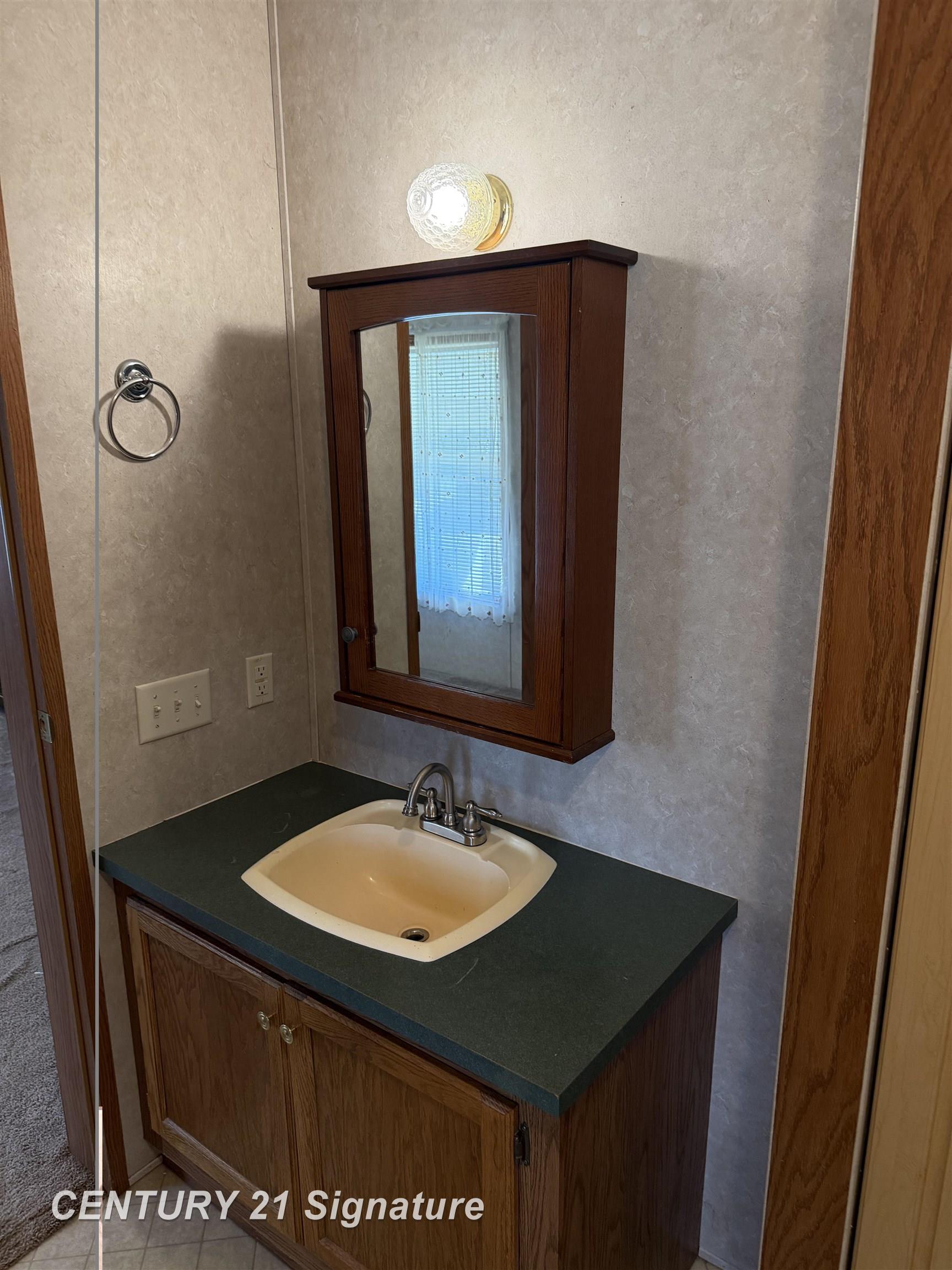 196 Apollo Avenue Flushing, MI 48433 - Photo 10 of 16 50213786-96a1fa12-db5c-480b-8b5e-725513fbcfa8.JPG