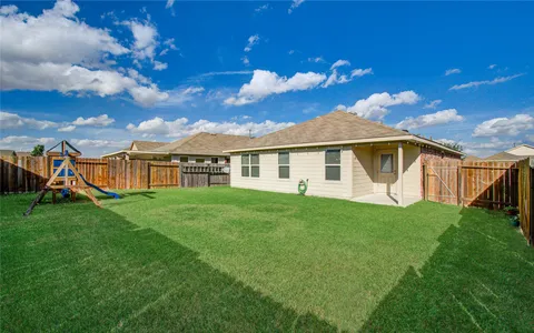 a view of a house with backyard