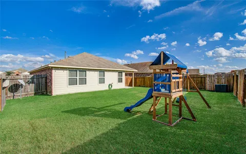 a view of backyard of the house