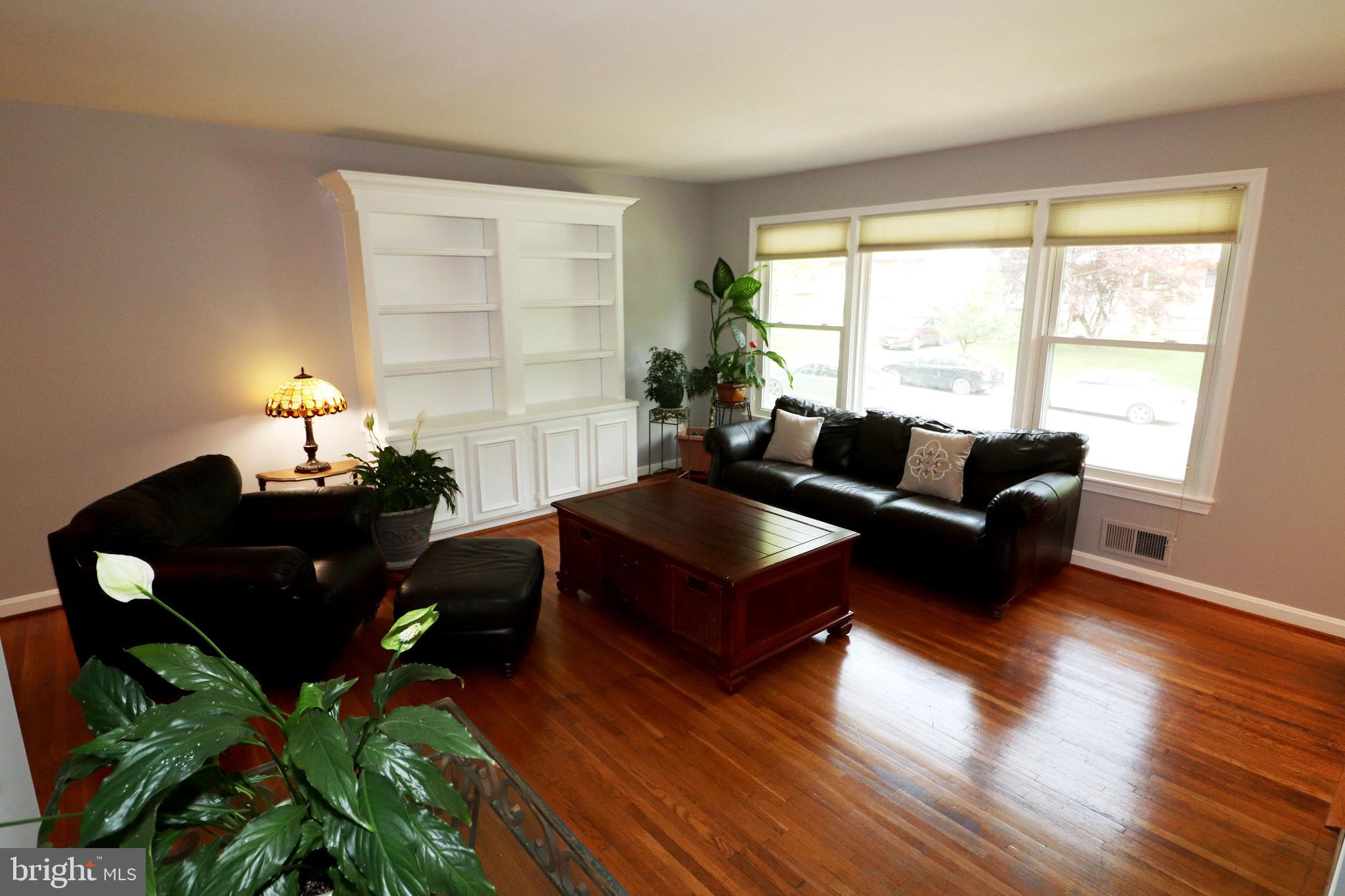 614 Kenbrook Drive Silver Spring, MD 20902 - Photo 2 of 35 Living Room