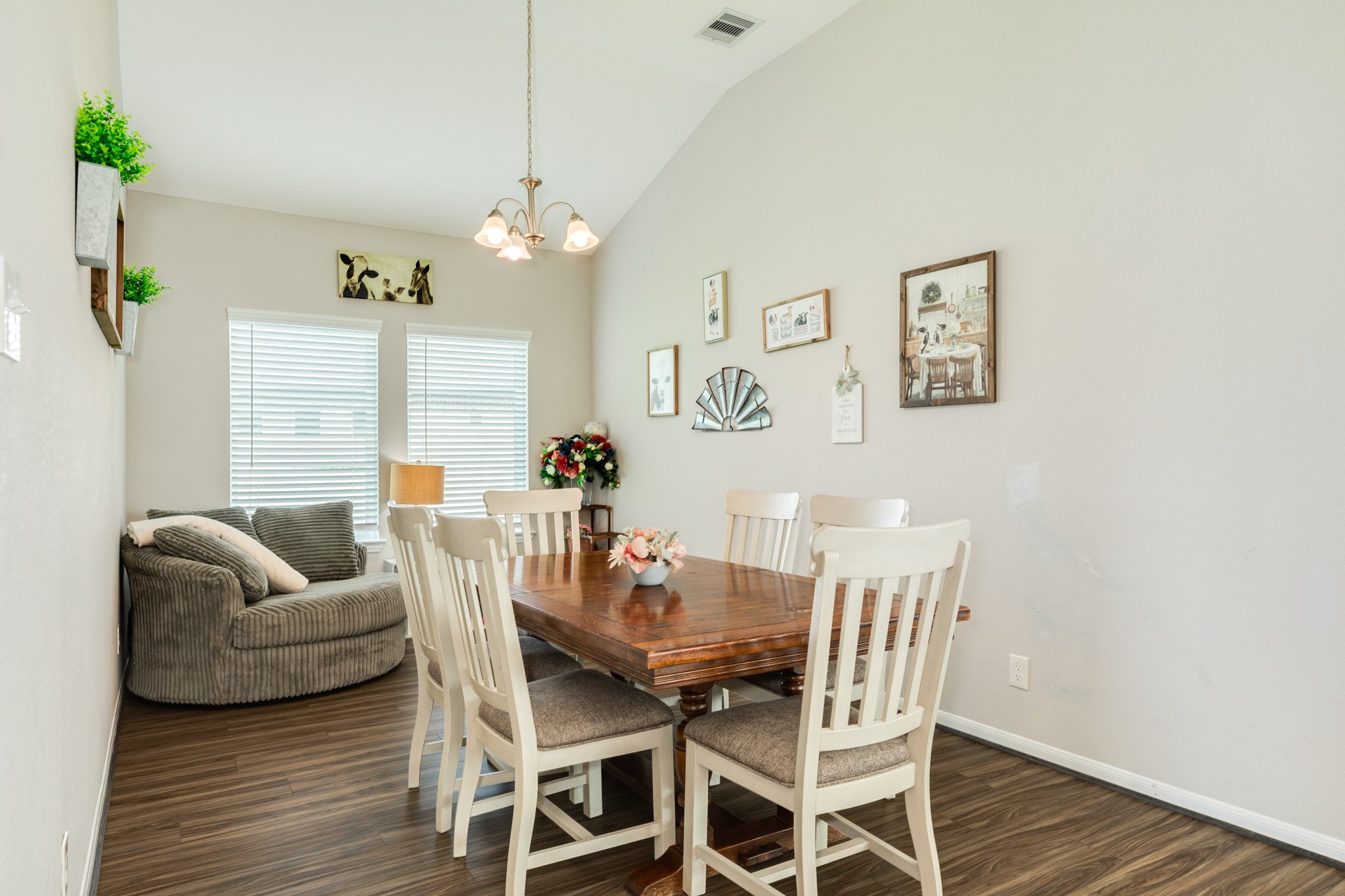 2446 Palisade Crst Drive Rosharon, TX 77583 - Photo 13 of 30 This dining room area is large enough for a large dining table and a sitting area in the corner.