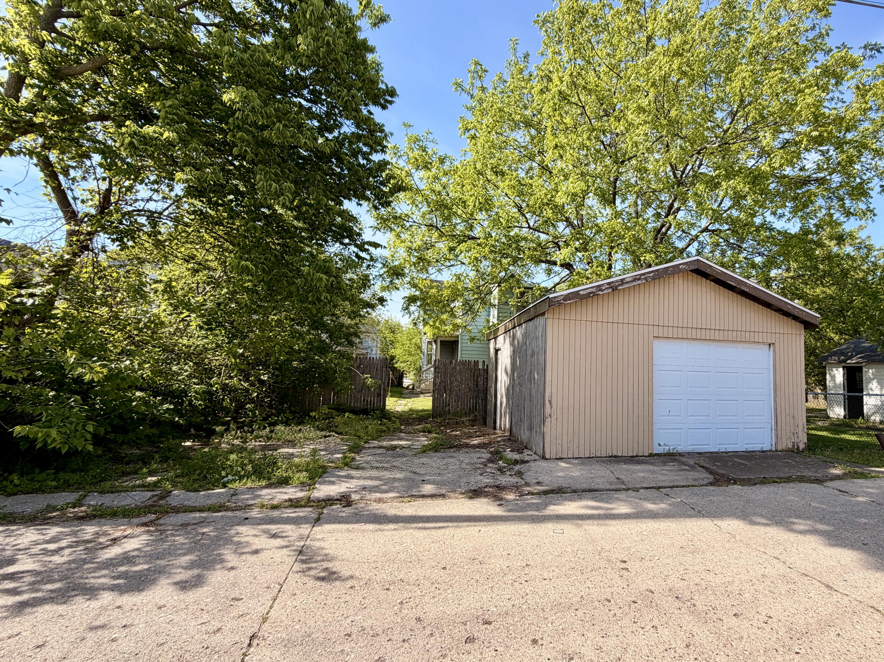 2112 53rd Street Kenosha, WI 53140 - Photo 14 of 15 Garage