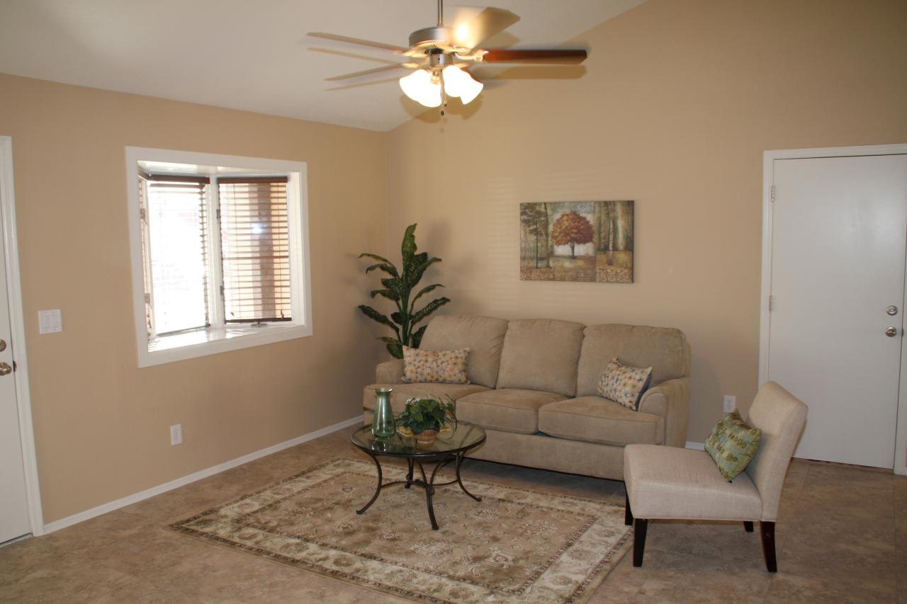 1226 East Utopia Road Phoenix, AZ 85024 - Photo 4 of 38 Greatroom