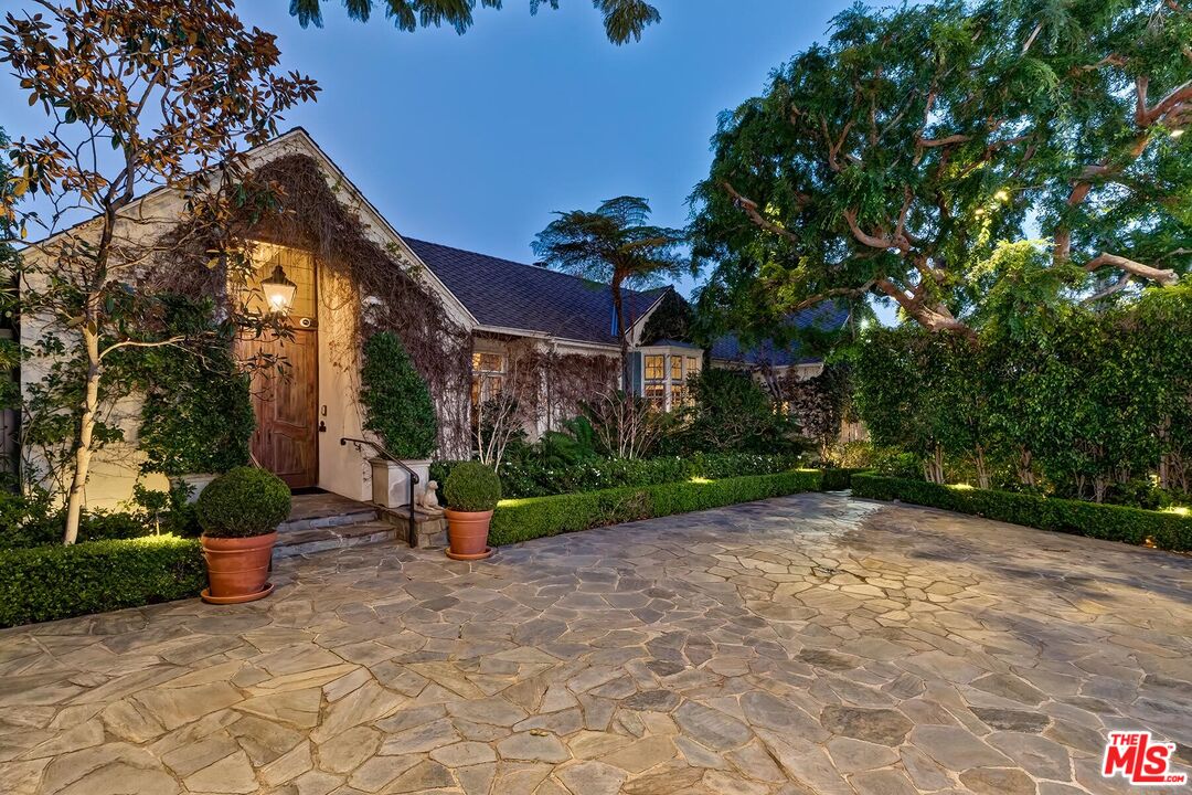 602 Foothill Road Beverly Hills, CA 90210 - Photo 1 of 25