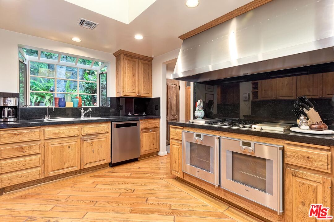 602 Foothill Road Beverly Hills, CA 90210 - Photo 10 of 25