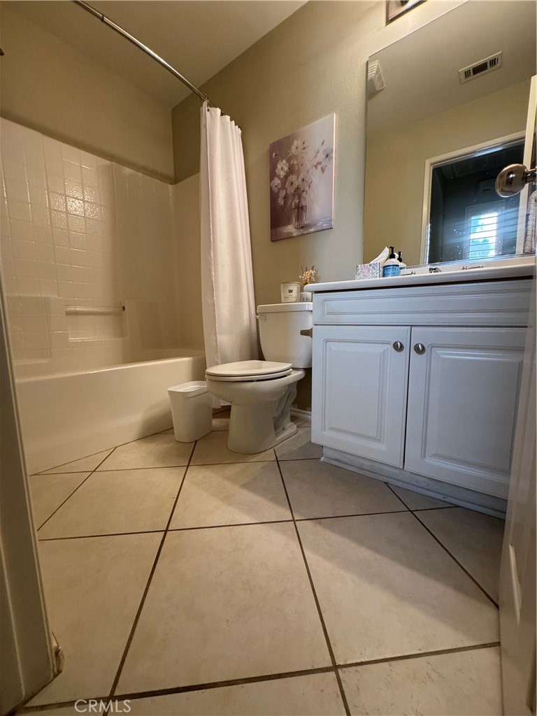 41 Modesto Irvine, CA 92602 - Photo 11 of 20 a room with a sink and a mirror