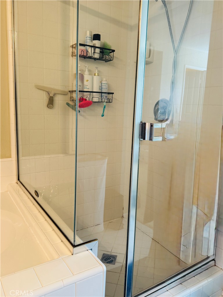 41 Modesto Irvine, CA 92602 - Photo 8 of 20 a bathroom with a shower