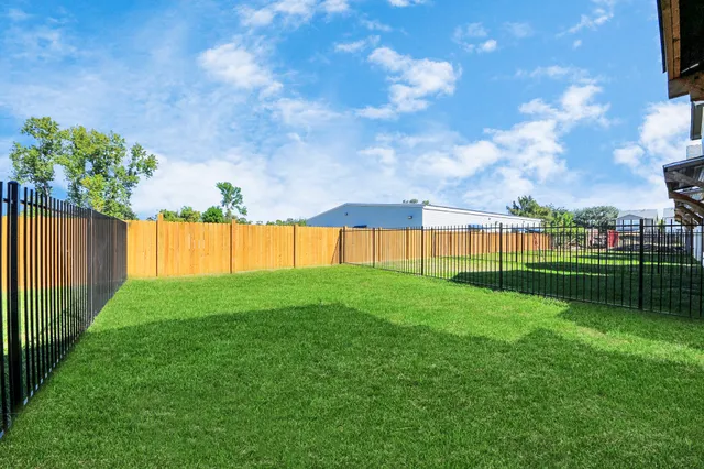 a view of front of a house with a yard