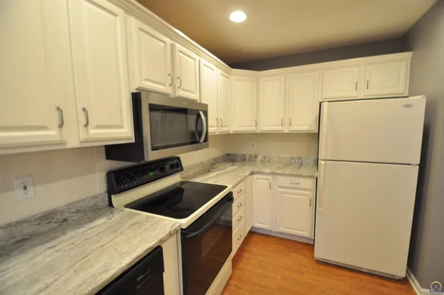 $225,000 | 5822 Southwest Sterling Lane, Topeka, KS 66604