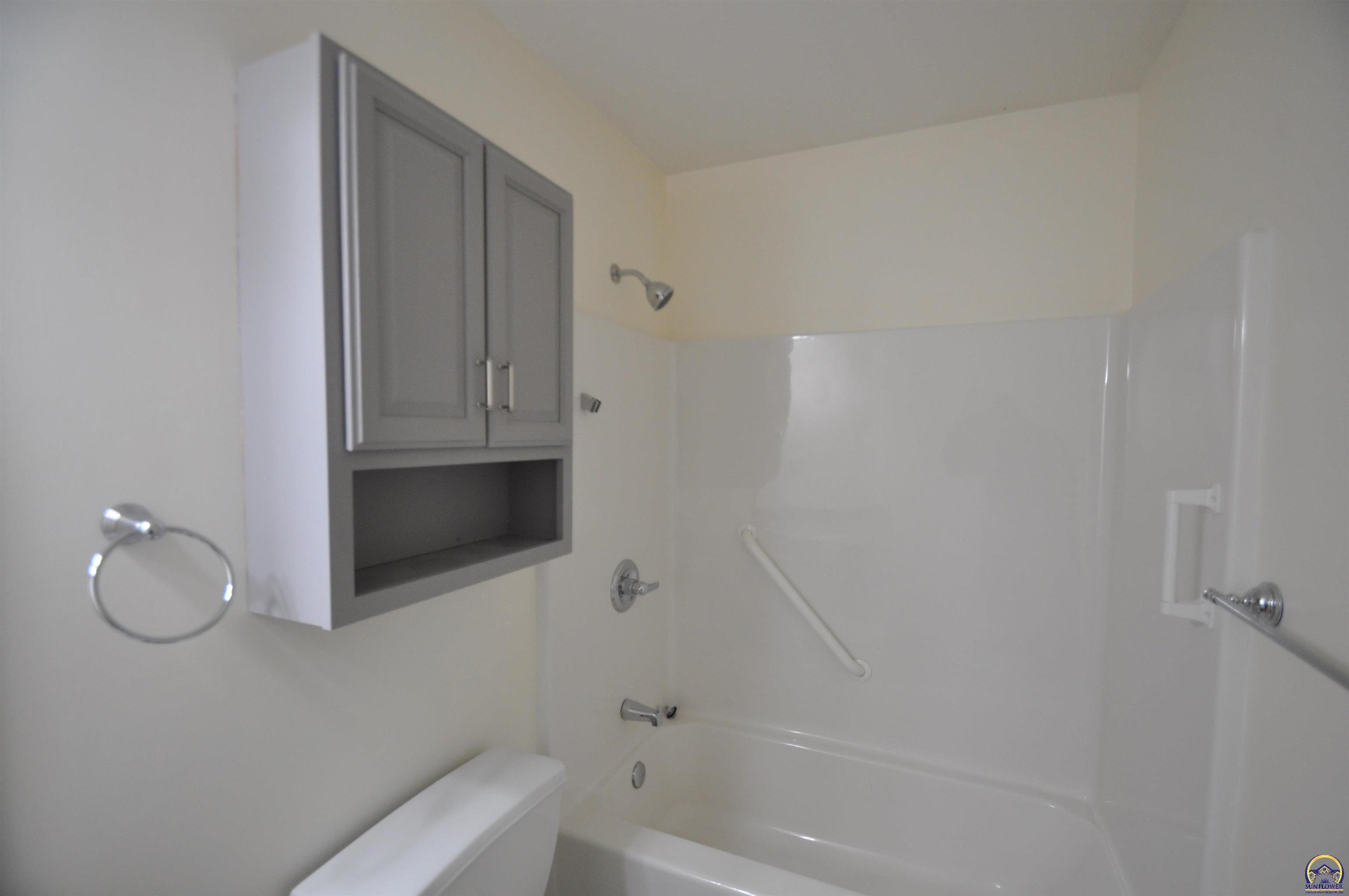 5822 Southwest Sterling Lane Topeka, KS 66604 - Photo 28 of 51 bathroom 1