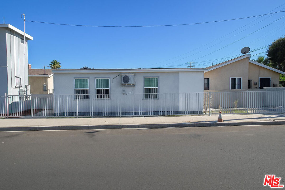 356 West 90th Street, Unit 1/2 Los Angeles, CA 90003 - Photo 2 of 2 a view of pool with yard