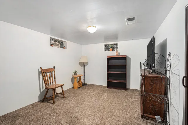 a view of room with furniture and a projector