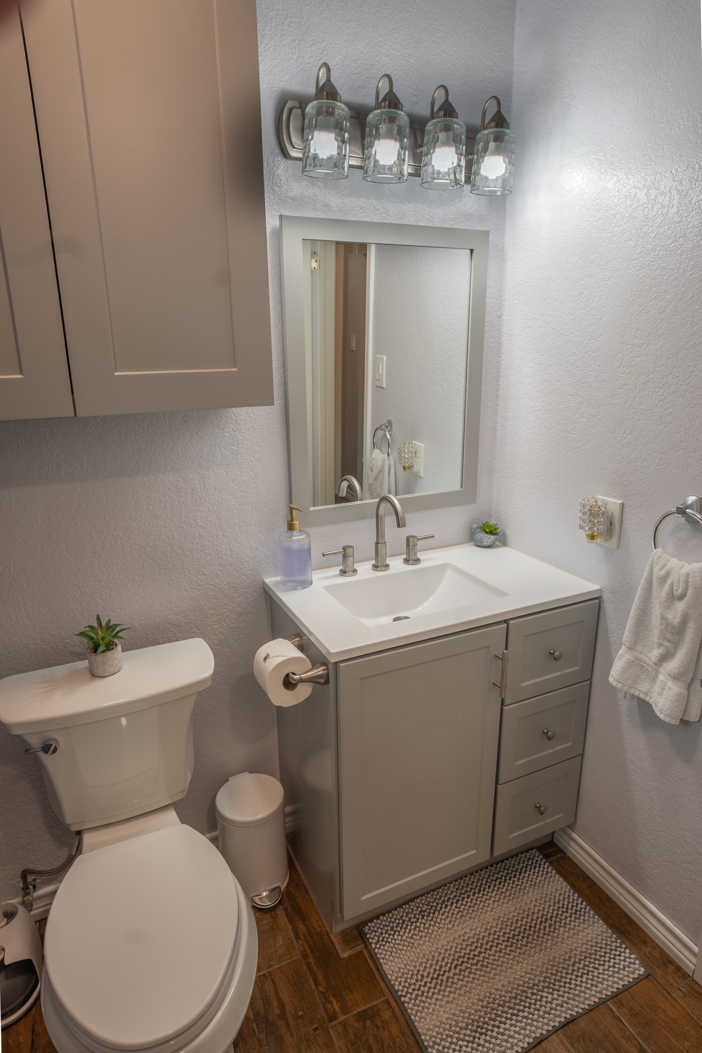 10 Wagon Ln Loop Angleton, TX 77515 - Photo 19 of 28 a bathroom with a toilet sink and mirror