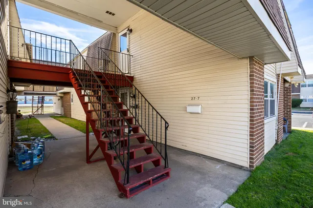 a view of entryway with a yard